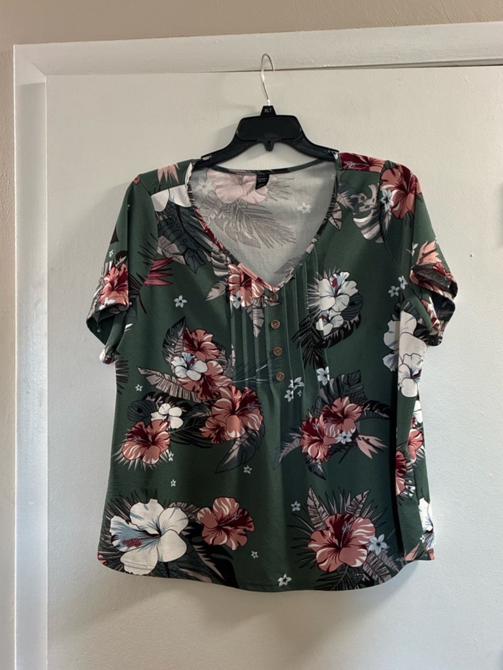 Green Floral V-Neck Short Sleeve Blouse with Button Placket
